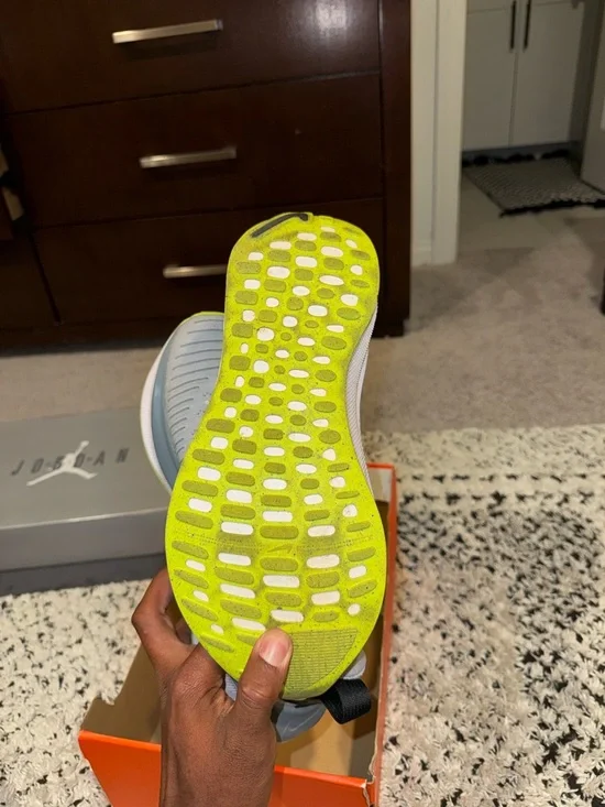 Nike Men Gray and Neon Green Infinity running Sneakers - Picture 2 of 4